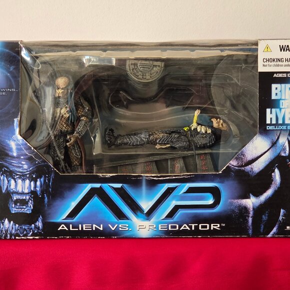 2005 ALIEN VS PREDATOR ACTION FIGURES, COMPLETE SET, MINT IN THE BOX!!! - Picture 1 of 10